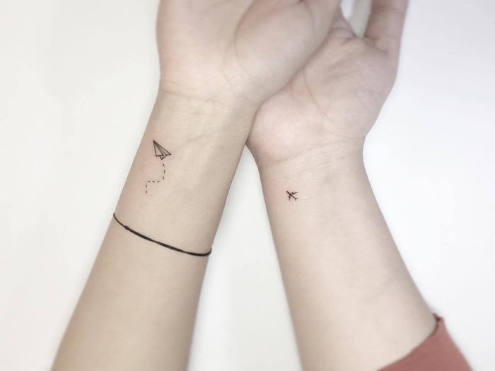 tattoo motive, fliegende gegenstände, flugzeug und papierflieger, armband