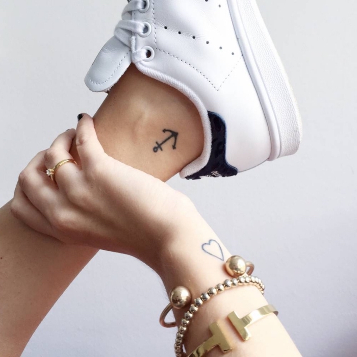 tattoos mit bedeutung für ihre besitzer, anker und herz, kombiniert mit sneakers und armbänder