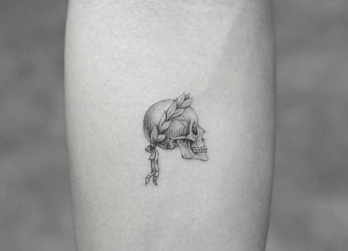 schöne tattoos für jung und alt, besondere idee, einen totenkopf, der blumenkranz trägt