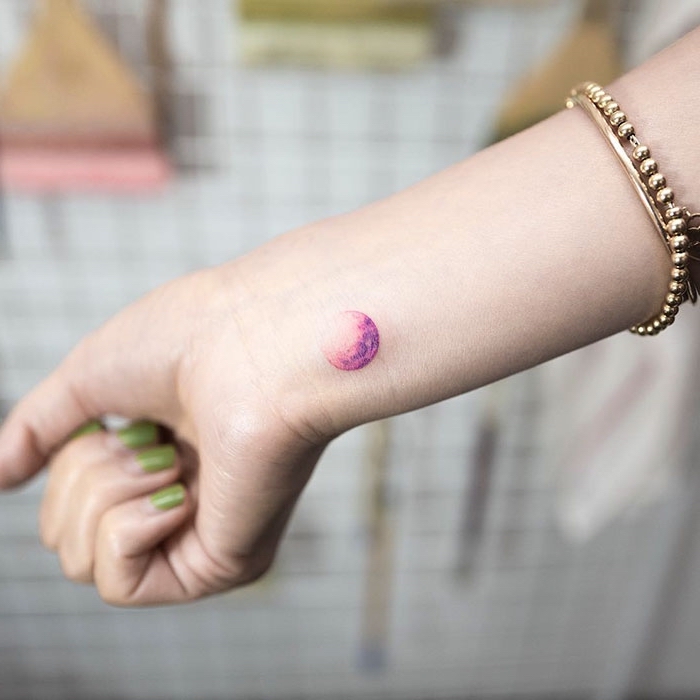 tattoo bilder ideen mond abbildung in lila und rosarot, grüne maniküre, armbänder