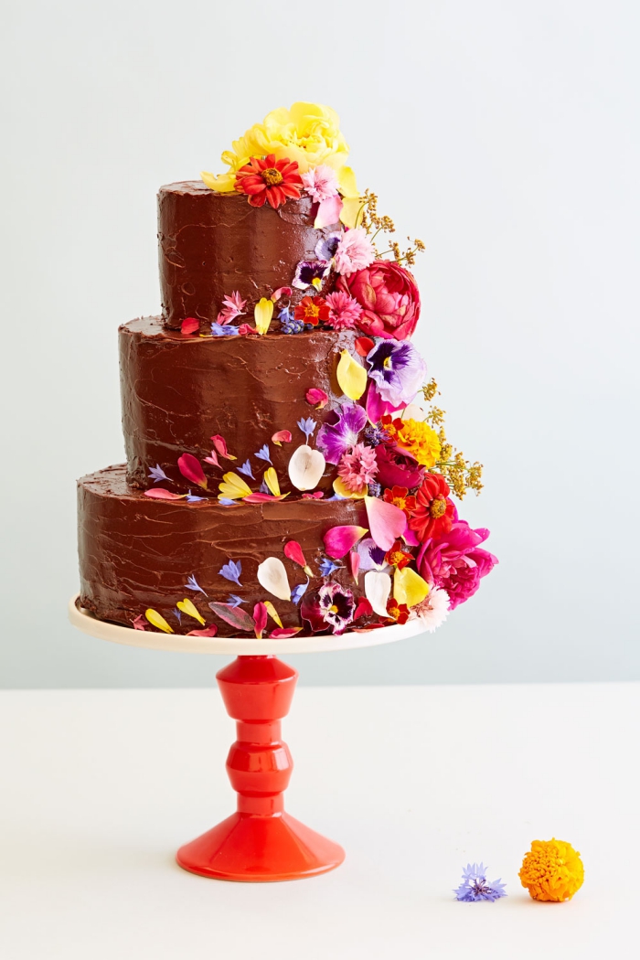 tortendeko hochzeit, kuchen dekorieren, buttercreme mit schokolade, bunte blumen und blümenblätter