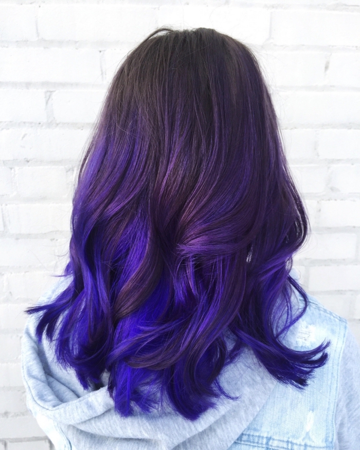 blaue haare mit lila schattierungen, langes haar bei einer frau, dunkle ansätze, balayage blau