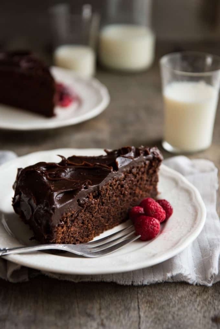 veganer schokokuchen, kuchen mit kakao bestreicht mit schokoladen ganache, glutenfrei