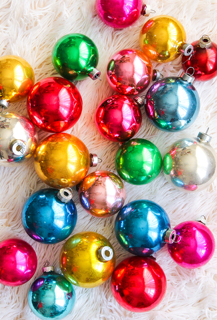 Vintage Christbaumkugeln in verschiedenen Farben, zu Weihnachten dekorieren mit Sehnsucht nacht der guten alten Zeit 