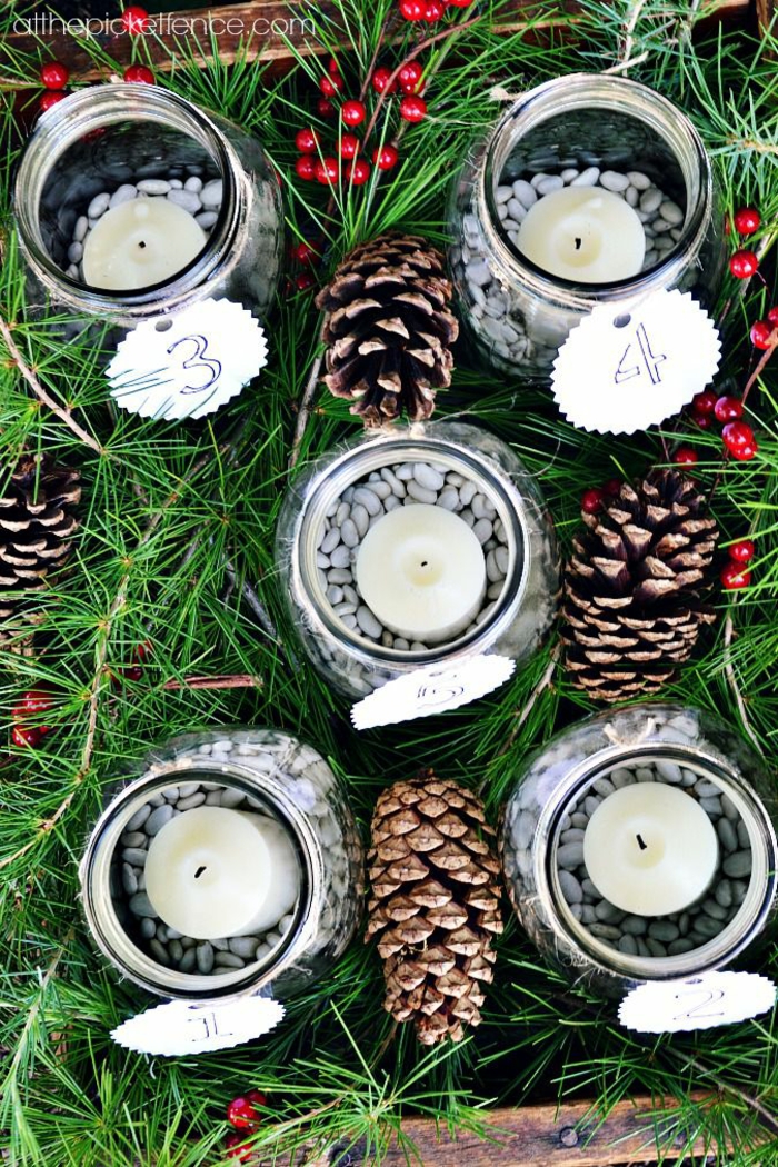 fünf Weckgläser voller weiße Bohnen und weiße Kerzen, Nummer Anhänger, Adventskalender basteln