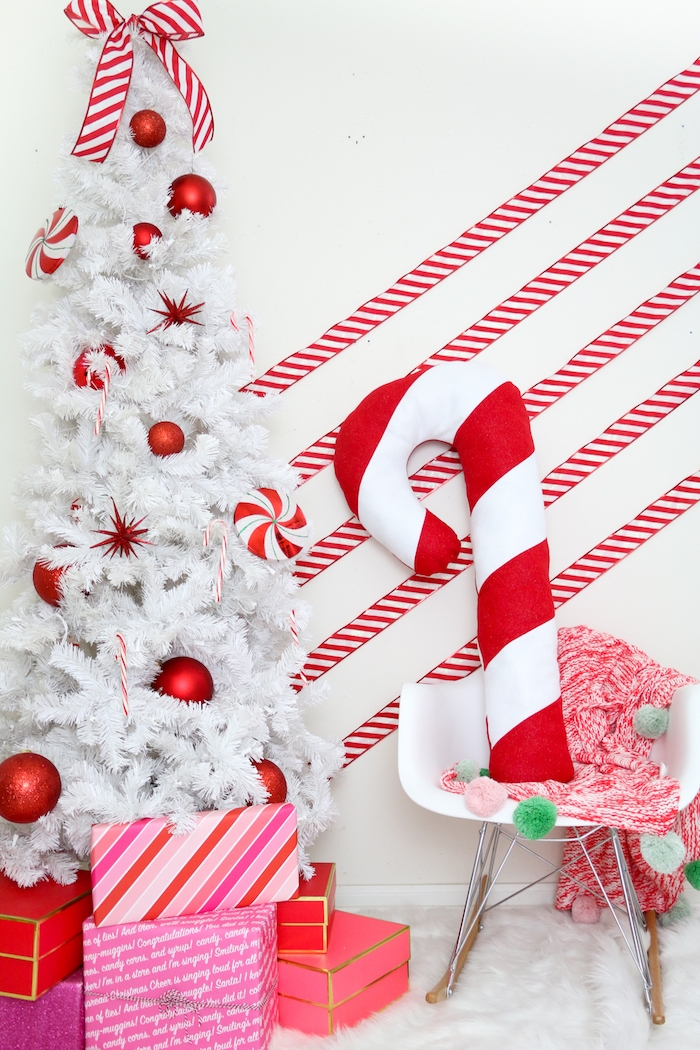Dekokissen in Form von Zuckerstange selber nähen, weißer Weihnachtsbaum mit roten Christbaumkugeln 
