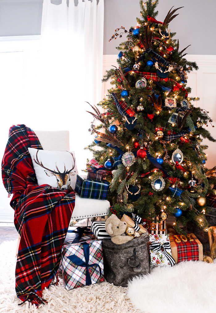 Wunderschöner Weihnachtsbaum, viele Weihnachtsgeschenke darunter, bunte Christbaumkugeln 