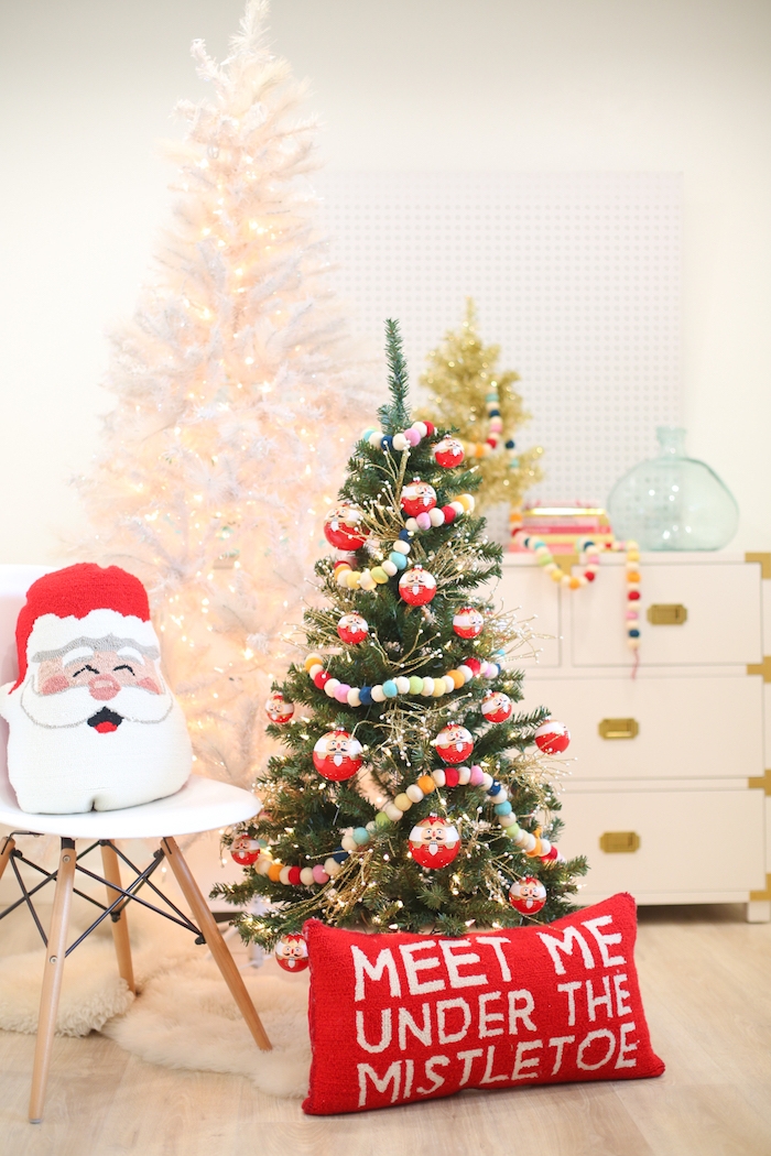 Dekokissen zu Weihnachten selber nähen, drei Weihnachtsbäume in verschiedenen Größen, Wohnzimmer weihnachtlich dekoriert 