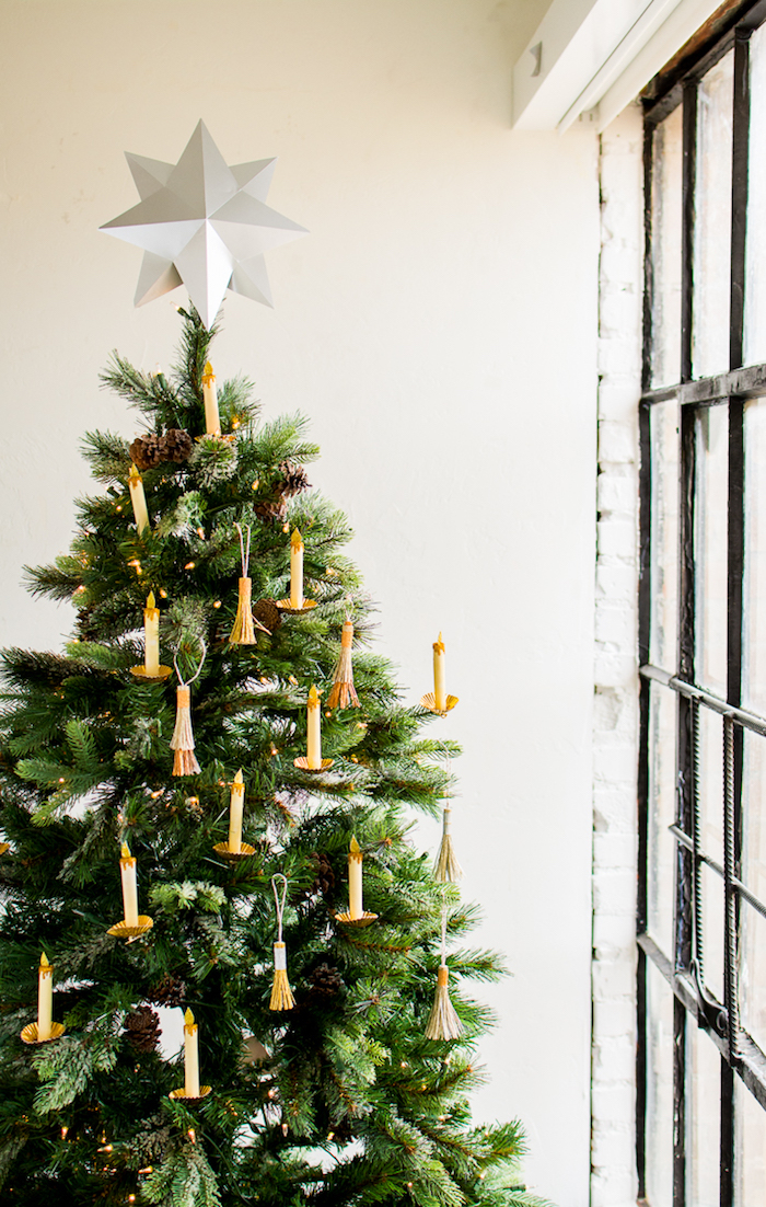 Den Weihnachtsbaum mit selbstgemachten Kerzen aus Papier schmücken, weißer Stern aus Papier 