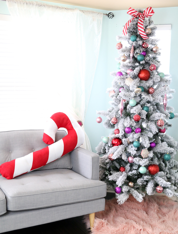 Dekokissen in Form von Zuckerstange selber nähen, silberner Weihnachtsbaum mit bunten Christbaumkugeln 