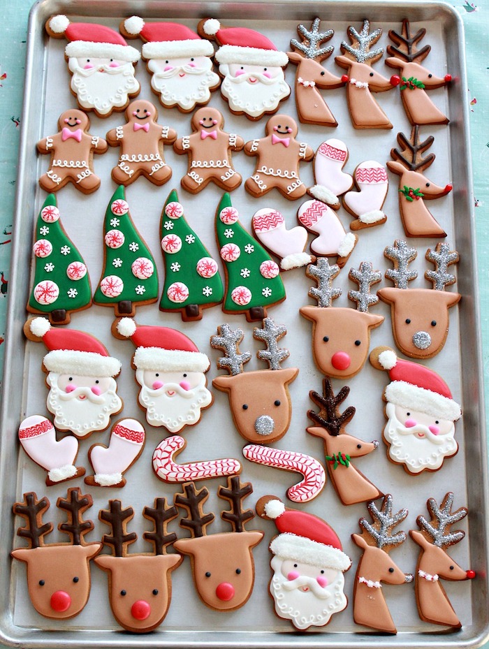 Weihnachtsplätzchen zum Ausstechen, Lebkuchen mit Zuckerguss dekorieren, verschiedene Weihnachtsmotive 