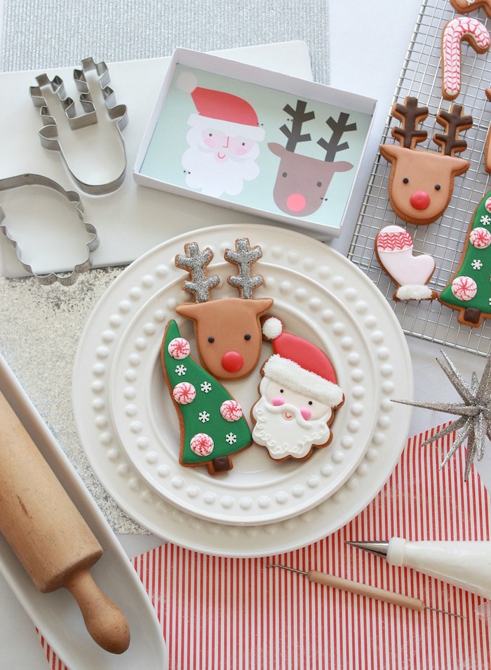 Lebkuchen mit Glasur dekorieren, Christbäumchen der Weihnachtsmann und Rudolph