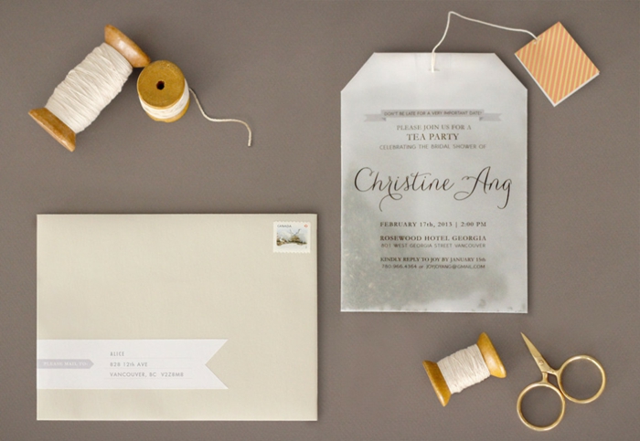 eine Einladung zu Teeparty mit weißen Faden verschönert, wie ein Teebeutel designet, Einladungskarte drucken
