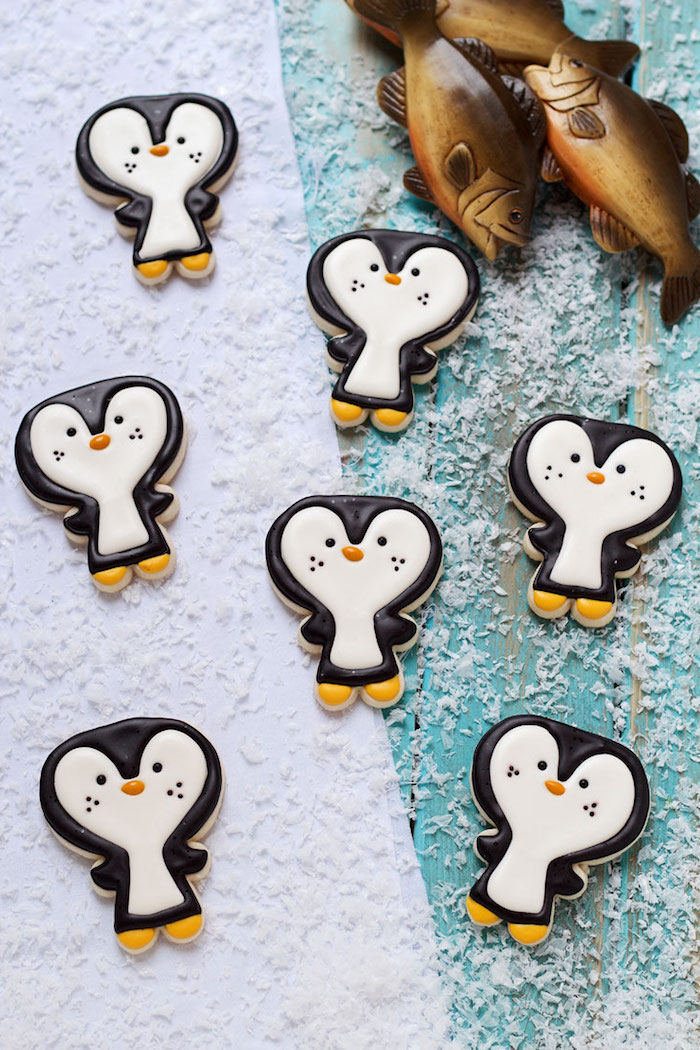 Süße Weihnachtsplätzchen in Form von Pinguinen selber backen und dekorieren