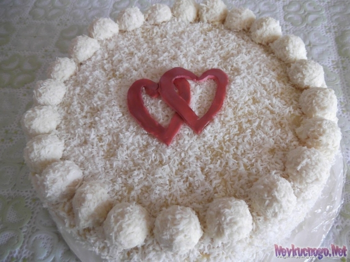 eine miedliche Torte mit zwei Herzen, Kokosraspeln und Raffaello Pralinen, Raffaello Kuchen