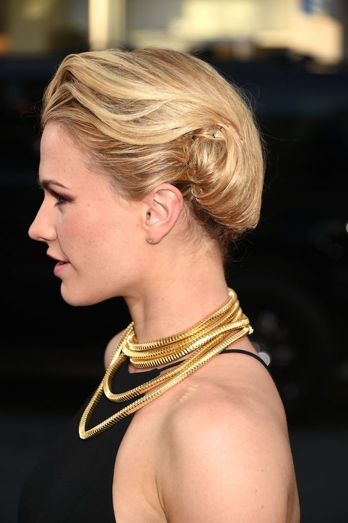 Elegante Frisur für mittellange Haare, blonde Haare, schwarzes Abendkleid, goldene Ketten 