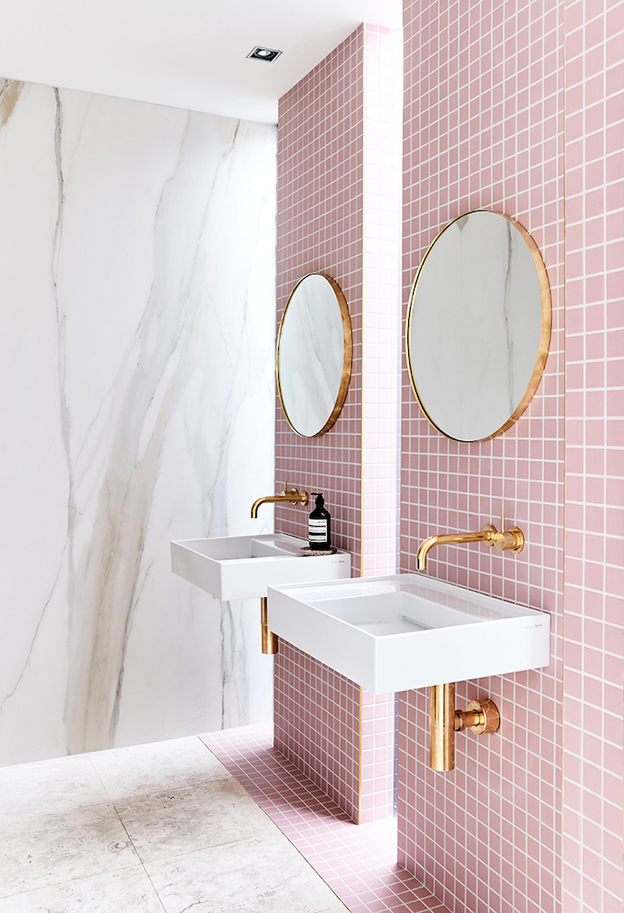 wand mit vielen kleinen pinken badezimmer fliesen und einem spiegel, ein weißes waschbecken, badezimmer modern gestalten