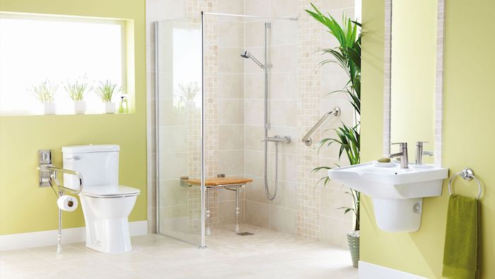 kleines badezimmer mit gelben wänden und einem fenster, ein weißes waschbecken und spiegel und eine dusche