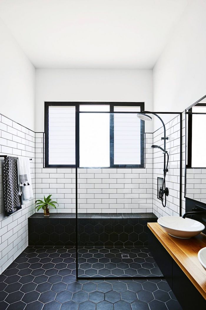 schwarzer boden mit vielen schwarzen badezimmer fliesen, ein badezimmer mit fenster und waschbecken, badezimmer modern
