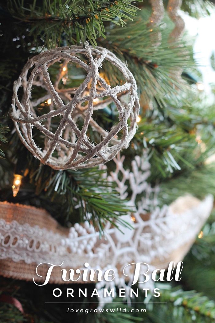 bastelideen für weihnachten, tannenbaum verzieren, kugel aus weißer schnur, lichterketten