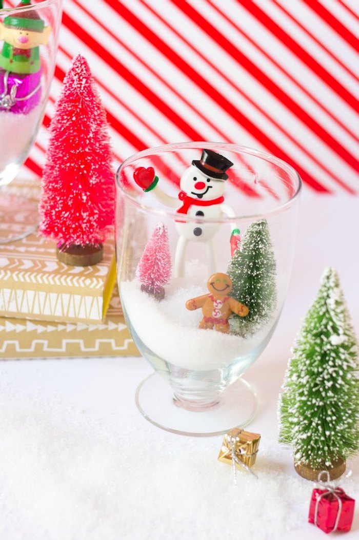 Künstlicher Schnee in Glas füllen, Schneemann und zwei kleine Weihnachtsbäume darin stellen , Weihnachtsdeko Idee 
