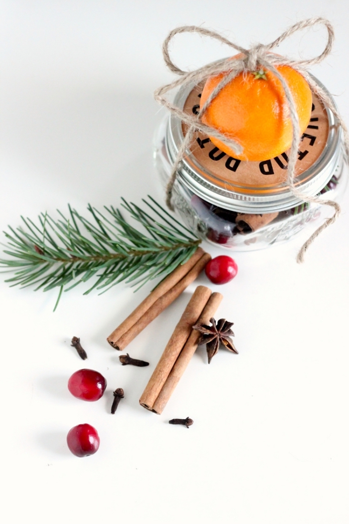 basteln für weihnachten, schleife aus leinenschnur, kleines einmachglas, rote früchte, orange