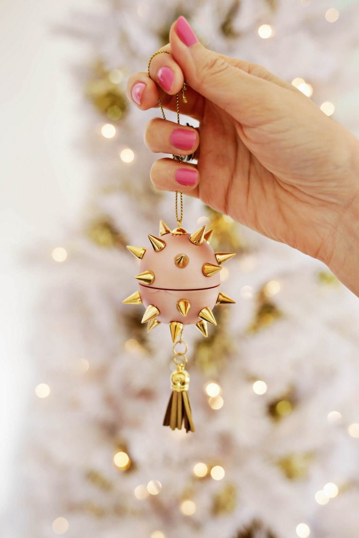 basteln für weihnachten, runder lippenbalsam dekoriert mit goldenen spitzen, weihnachtskugel