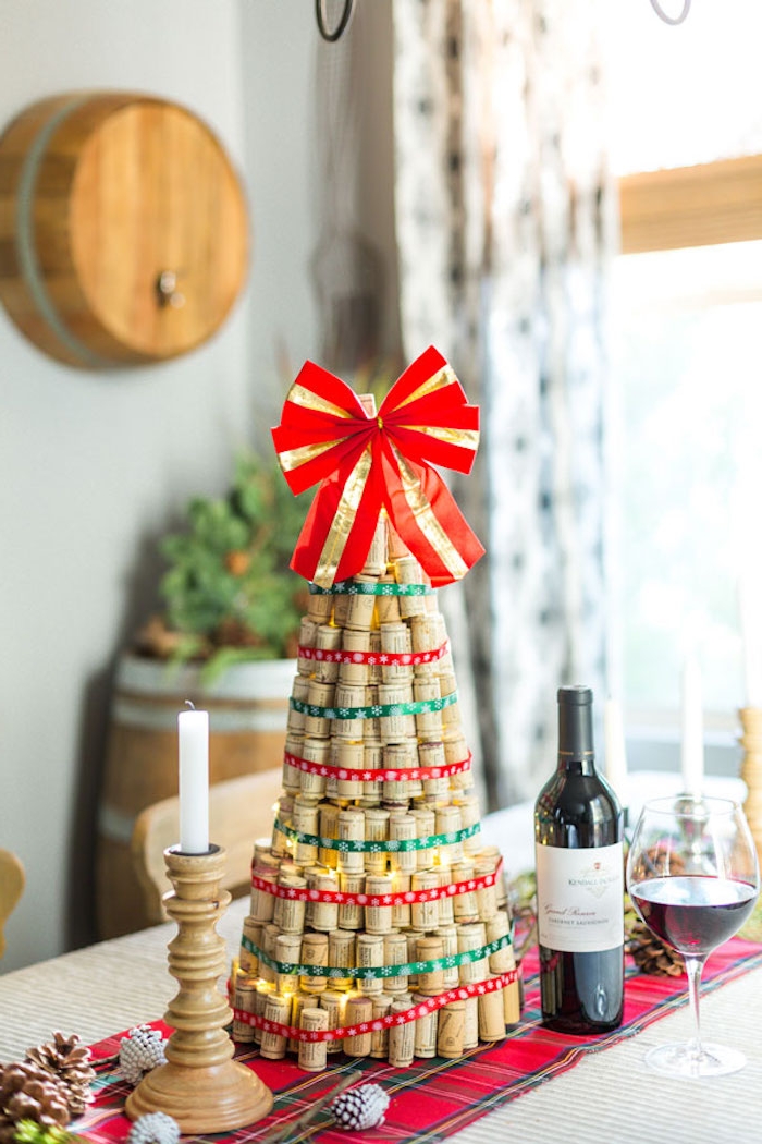 Weihnachtsbaum aus Weinkorken, große rote Schleife an der Spitze, Weinflasche und Weinglas, Kerzenhalter aus Holz 