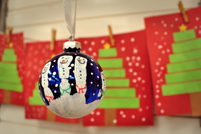 Christbaumkugel mit Handabdruck gestalten, Finger als Schneemänner, Weihnachtsbasteln mit Kindern 