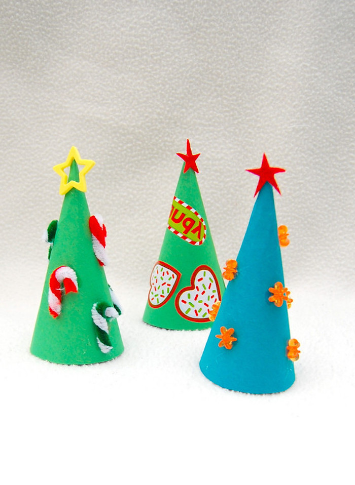 Kleine Weihnachtsbäume aus dickem Papier selber basteln, DIY Ideen für Kinder, Weihnachtsdekoration basteln 