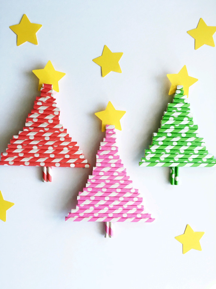 Weihnachtsbäume aus Strohhalmen selber machen, kleine Sterne aus Papier kleben 