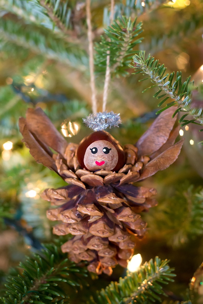 Weihnachtsbasteln mit Zapfen, Engel aus Tannenzapfen und Kastanie, kreative Anhänger für den Weihnachtsbaum 