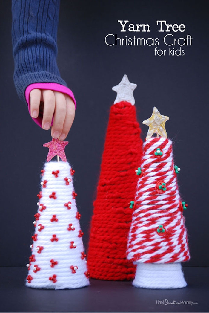 Weihnachtsbaum mit Kindern basteln, Konus aus dickem Papier mit Garn umwickeln 