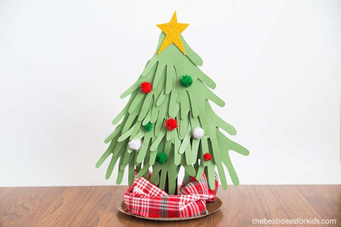 Weihnachtsbaum aus Handabdrücken, bunte Pompons für Christbaumkugeln, gelber Stern mit Glitter