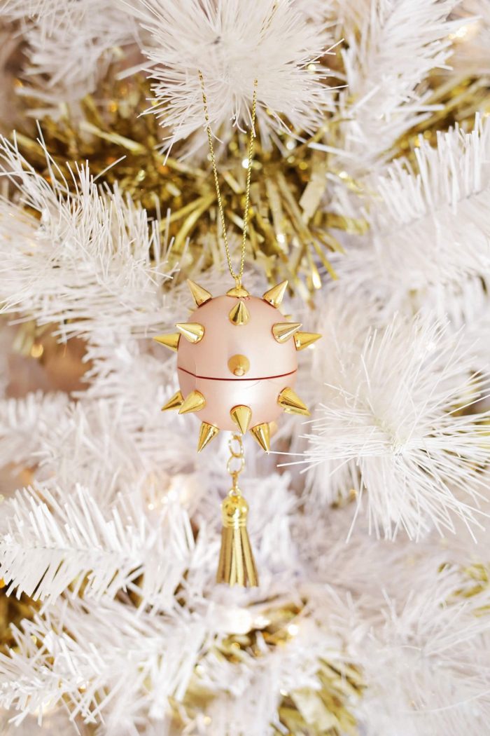 basteln weihnachten, weiße tannenbaum, weihnachtskugel selber machen, rosa lippenbalsam dekoriert mit goldenen spitzen