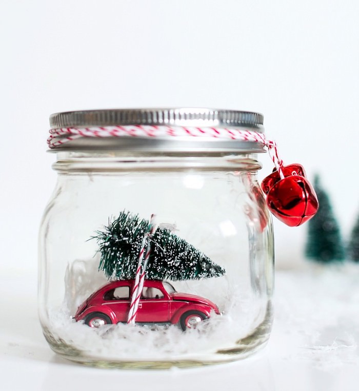 Schneekugel aus Einmachglas selber machen, Spielzeugauto und Weihnachtsbaum darin 