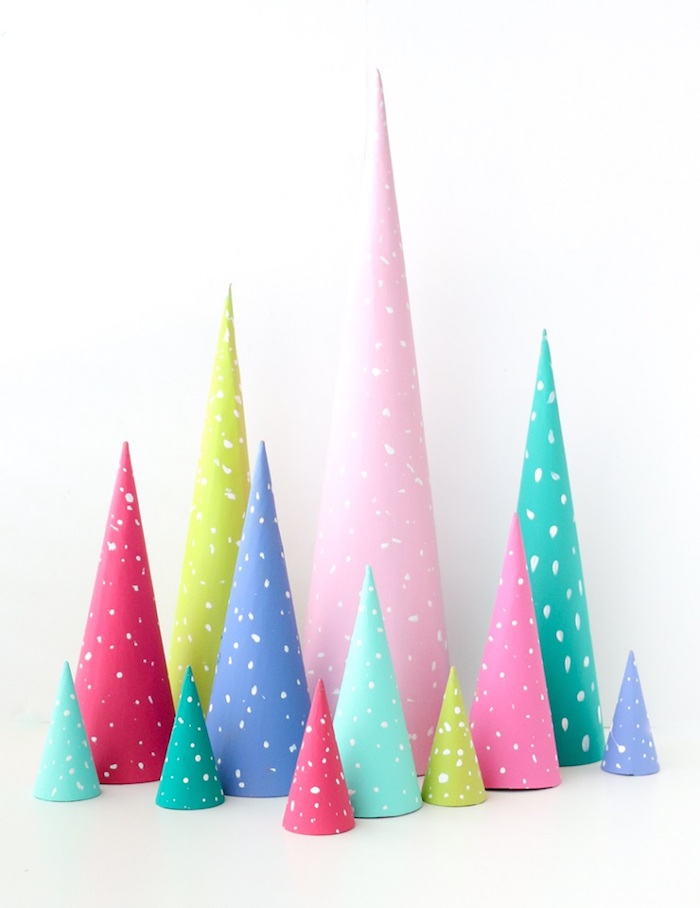 Mini Weihnachtsbäume aus Papier selber machen, weiße Punkte mit Pinsel setzen, Weihnachtsbaum basteln 