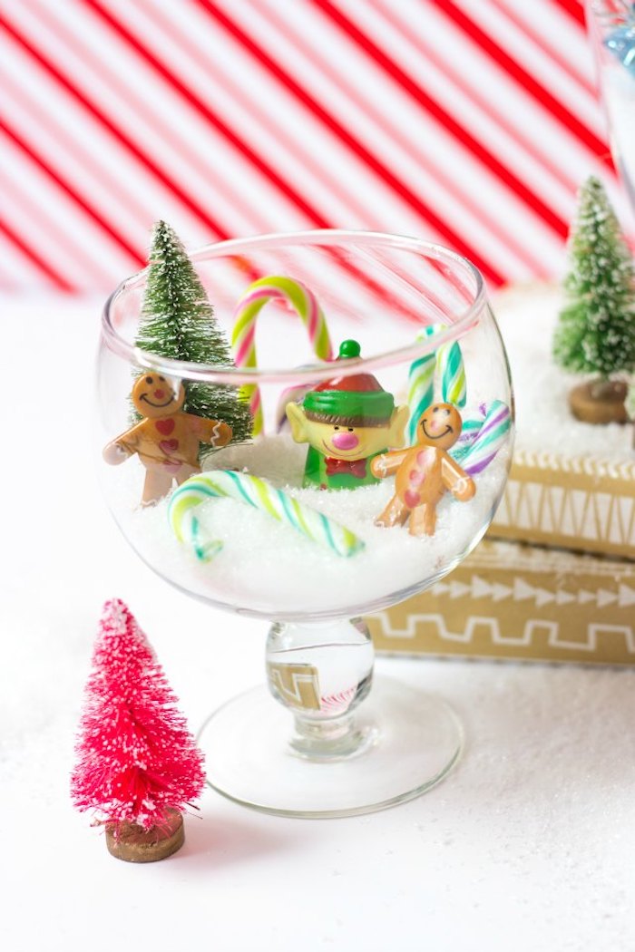 Künstlicher Schnee in Glas füllen, kleine Figuren darin stellen, Weihnachtsbaum Zuckerstangen und Männchen