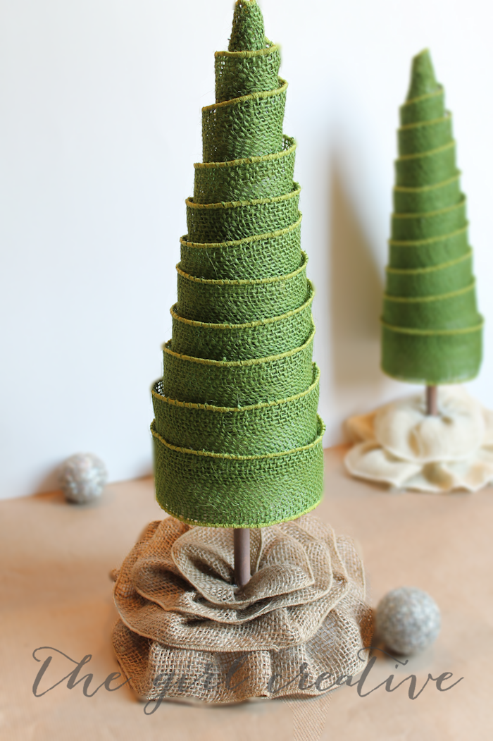 Weihnachtsbaum aus grünem Band, kreative Idee für DIY Weihnachtsdekoration, Weihnachtsbasteln Ideen