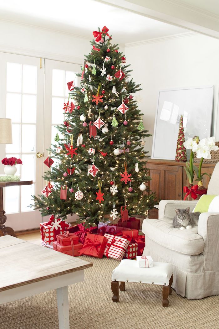 Weihnachtsgeschenke geschmückt mit weißen und roten Aufhängern, Christbaumspitze rote Schleife, Weihnachtsgeschenke verpackt mit rotem und weißem Papier
