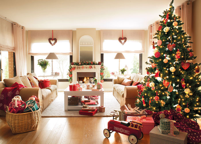Wohnzimmer weihnachtlich dekorieren, Weihnachtsgeschenke in Rattankorb, weiße und rote Aufhänger 