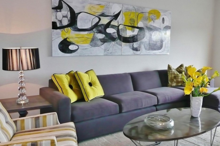 langes abstraktes bild, gestreifster stuhl, bilder wohnzimmer ideen, weiße vase mit gelben blumen
