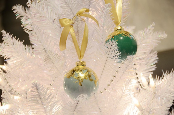 Weihnachtskugeln bemalen, blaue und grüne Christbaumskugeln, goldene Dekorationen 