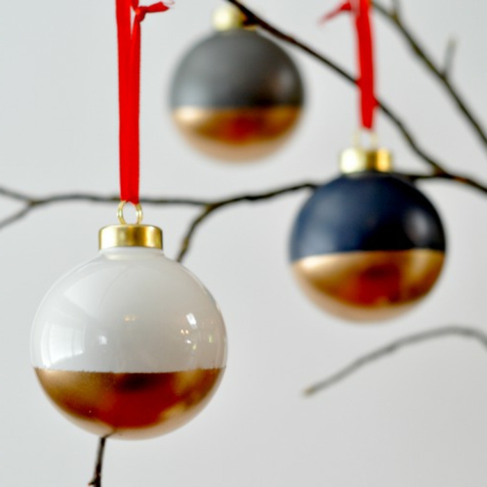 weiße und goldene und weiße und blaue Weihnachtskugeln gestalten, rote Schleife
