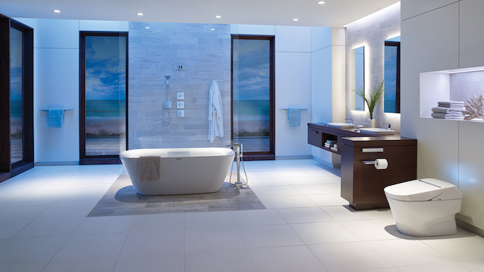 großes badezimmer mit blauen wänden, badezimmer blau, badezimer mit einer kleinen weißen freistehenden badewanne, badezimmer mit fenstern