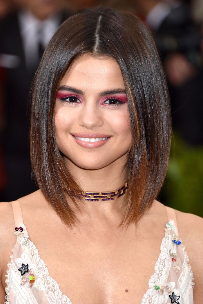 Selena Gomez Long Bob Haarschnitt mit Mittelscheitel, roter Lidschatten und Lipgloss 