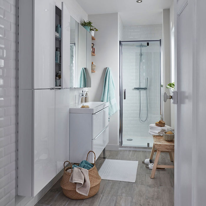 kleiner weißer teppich im badezimmer mit weißen wänden, badezimmer modern gestalten ideen, moderne badideen