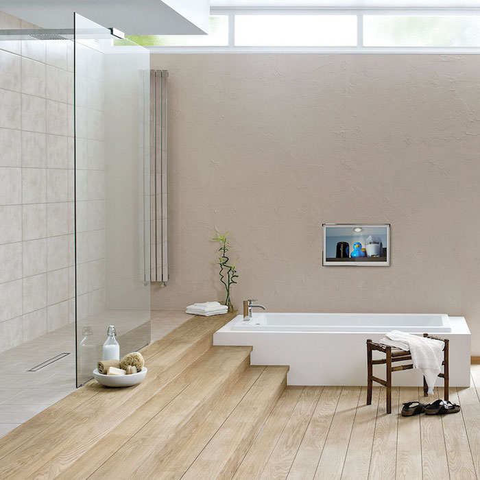 kleine weiße badewanne im badezimmer mit dusche und braunen treppen aus holz, ein badezimmer modern gestalten 