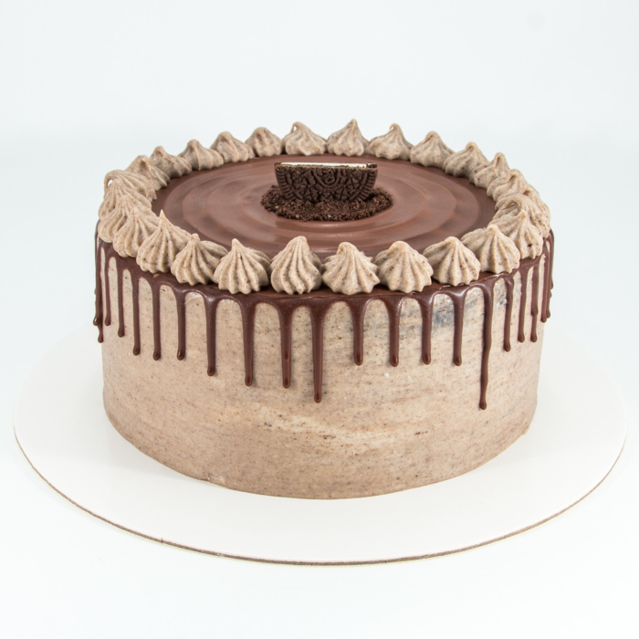 eine braune Torte mit Schokoladenglasur, braune Blumen, Oreo Kekse in der Mitte, Oreo Kuchen