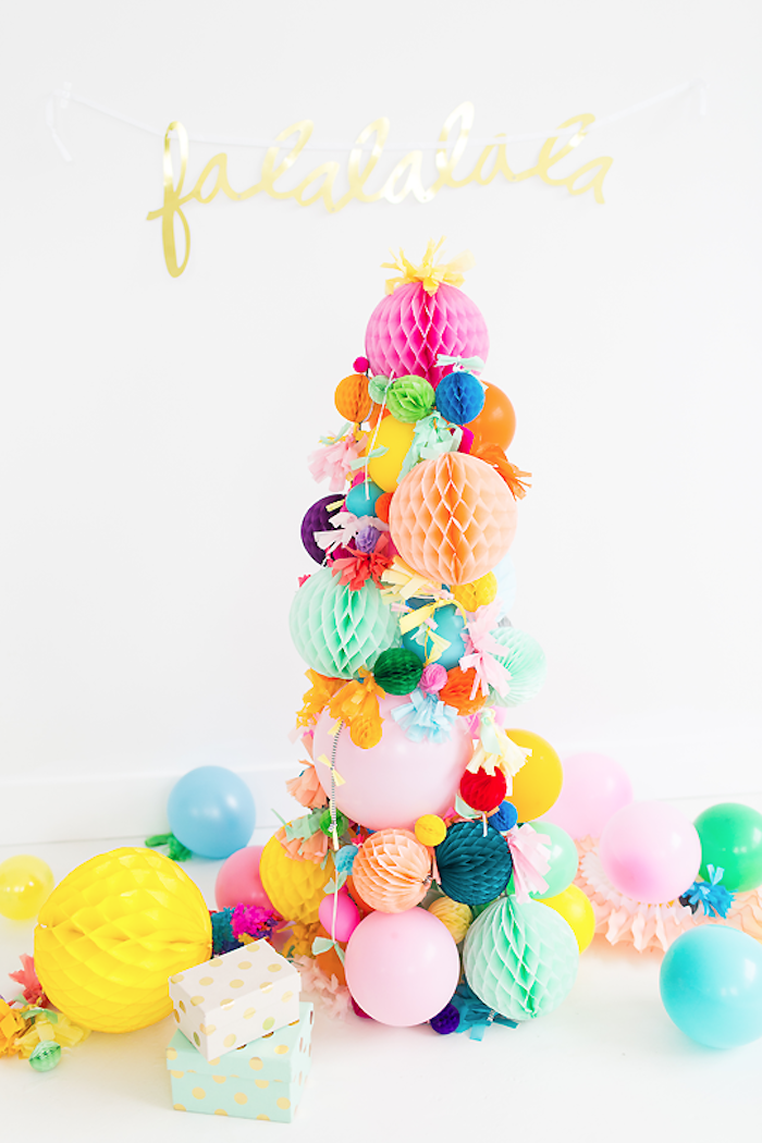 Kreativer Weihnachtsbaum aus bunten Papierbällen und Luftballons, Girlande mit Aufschrift Falala
